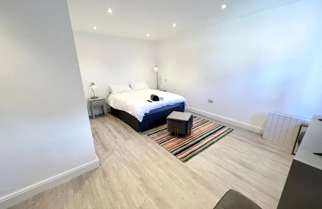 Cosy Trio: Flexible Stay Near Mall with Parking-1