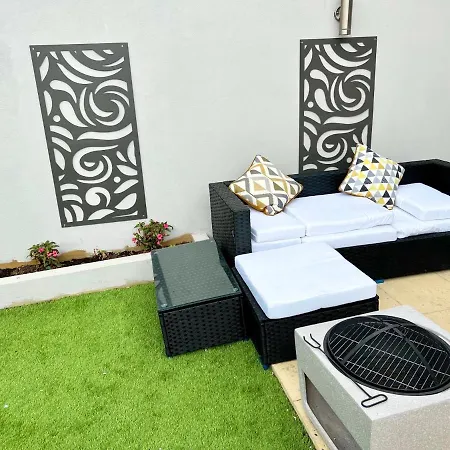 Cosy Trio: Flexible Stay Near Mall with Parking-2
