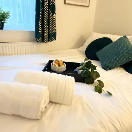 Cosy Trio: Flexible Stay Near Mall with Parking-3